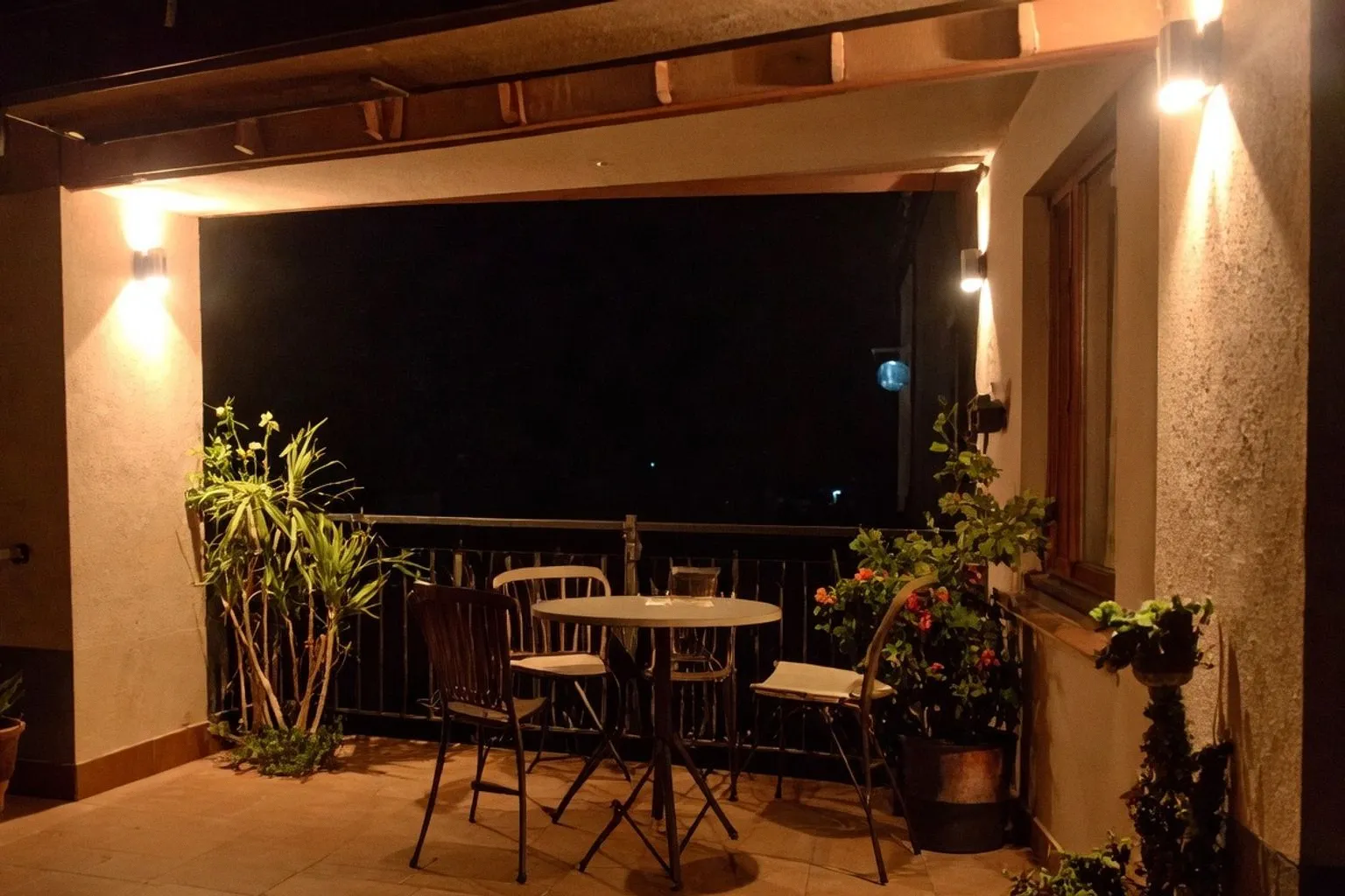 Jak mądrze oświetlić balkon i taras, by lampy przetrwały każdą ulewę
