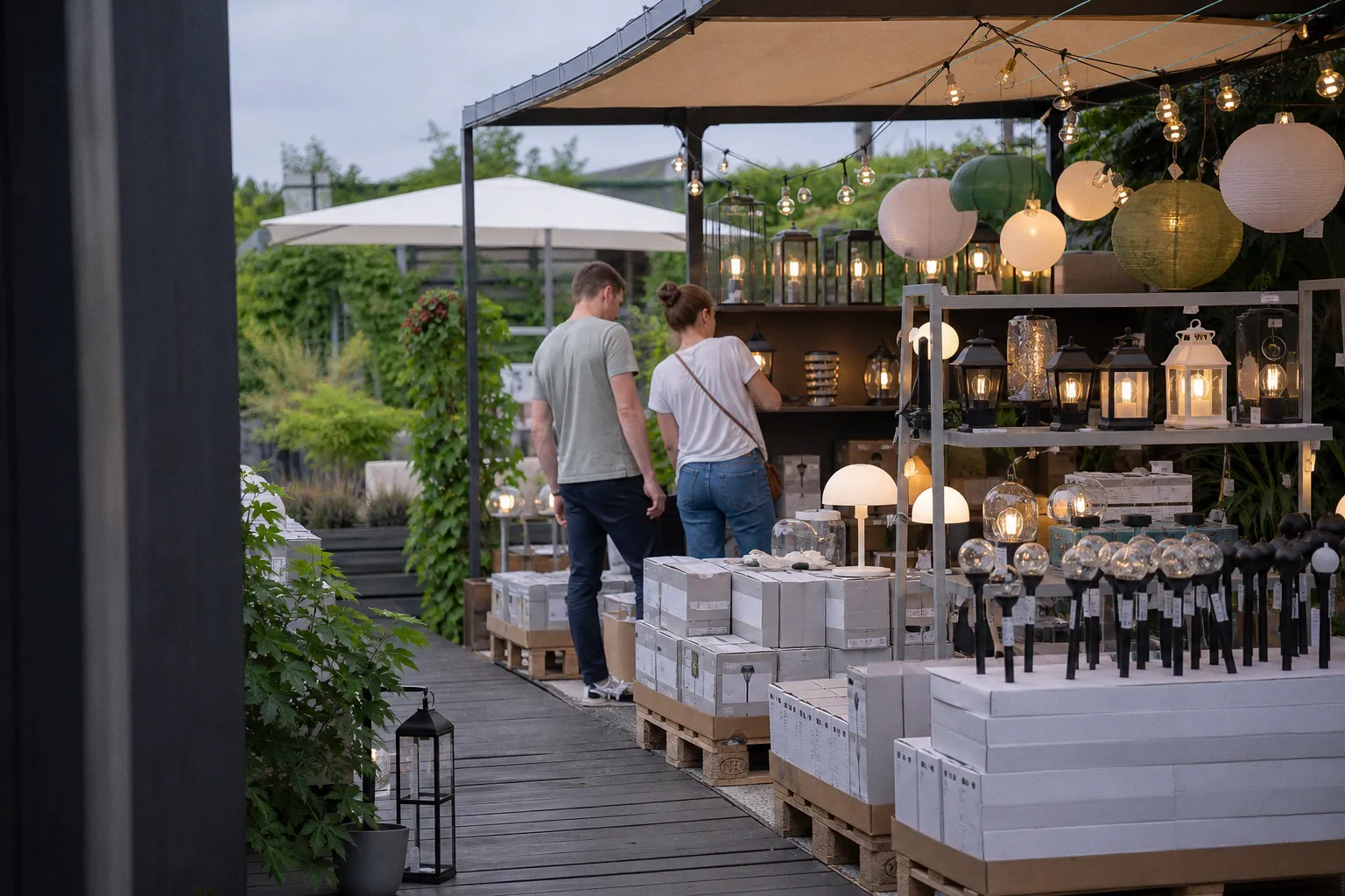 Letnia wyprzedaż oświetlenia w IKEA: co warto kupić do domu i ogrodu?