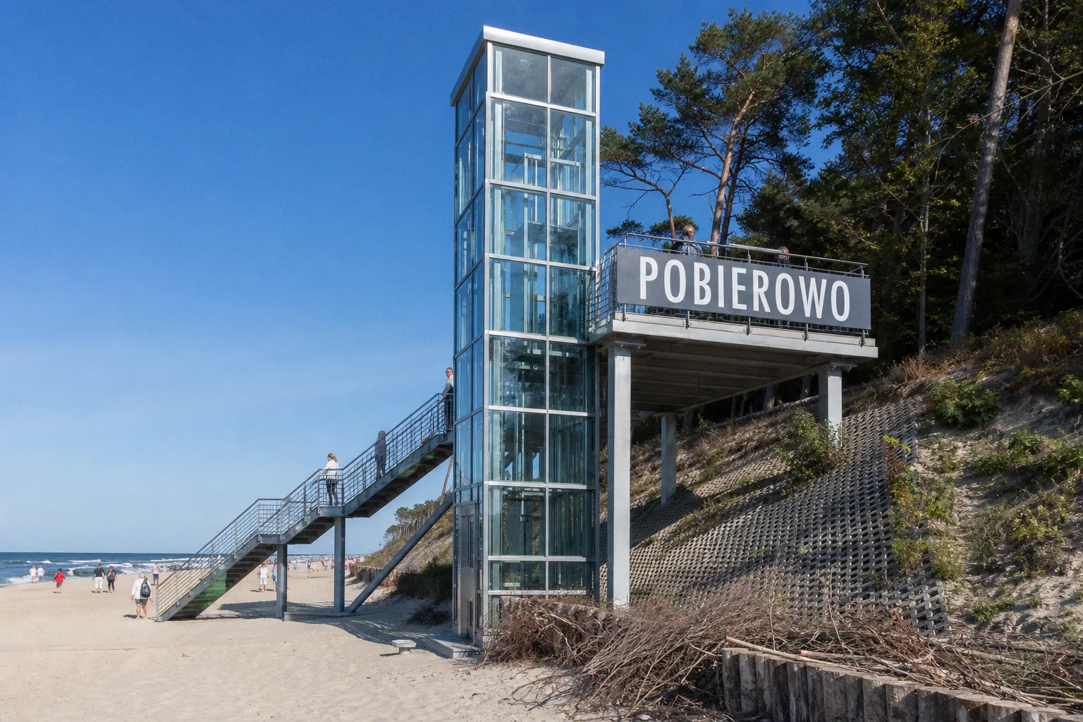Nowe zejście na plażę w Pobierowie: wyzwania oświetleniowe w trudnym terenie