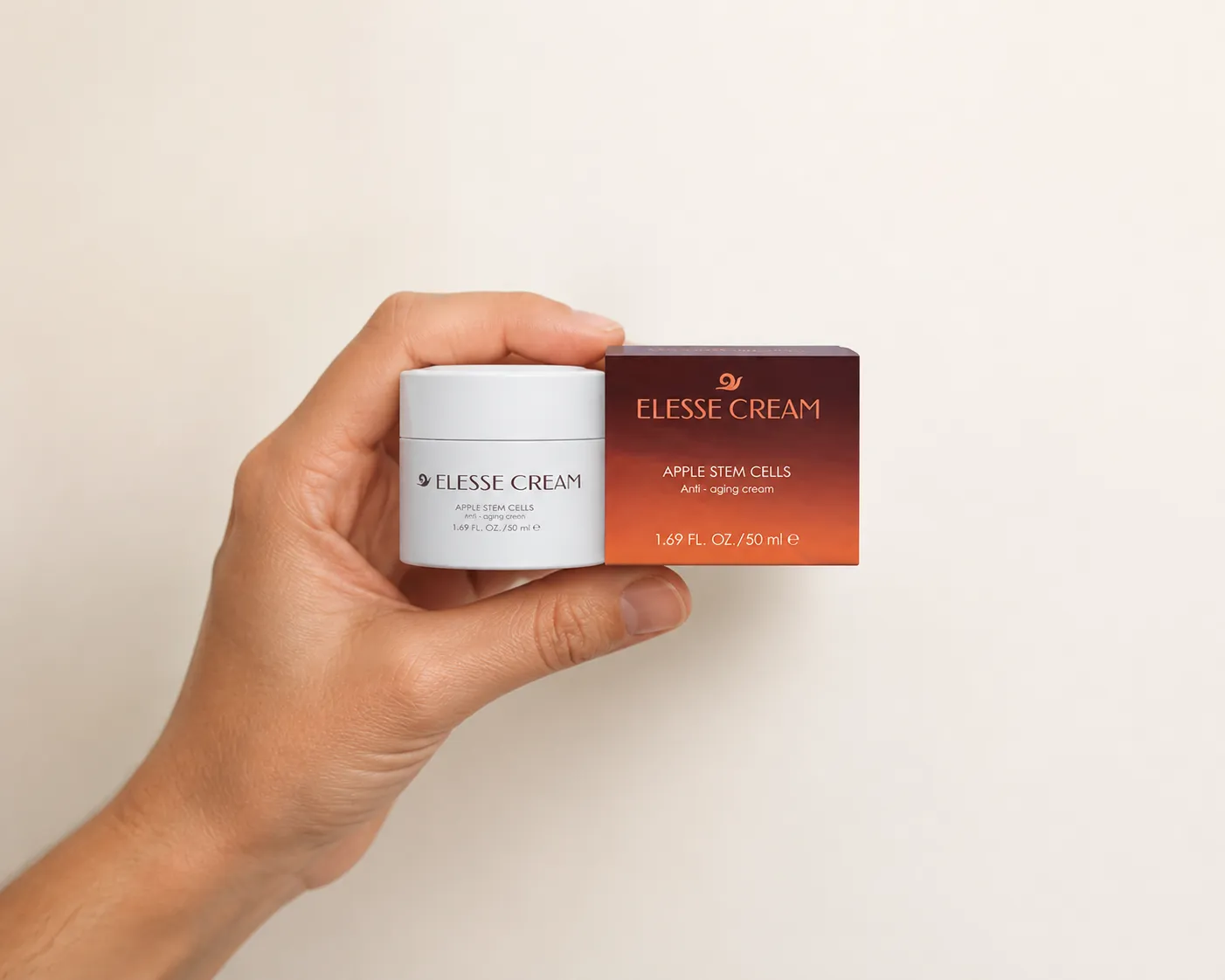 Elesse Cream — opakowanie w dłoni