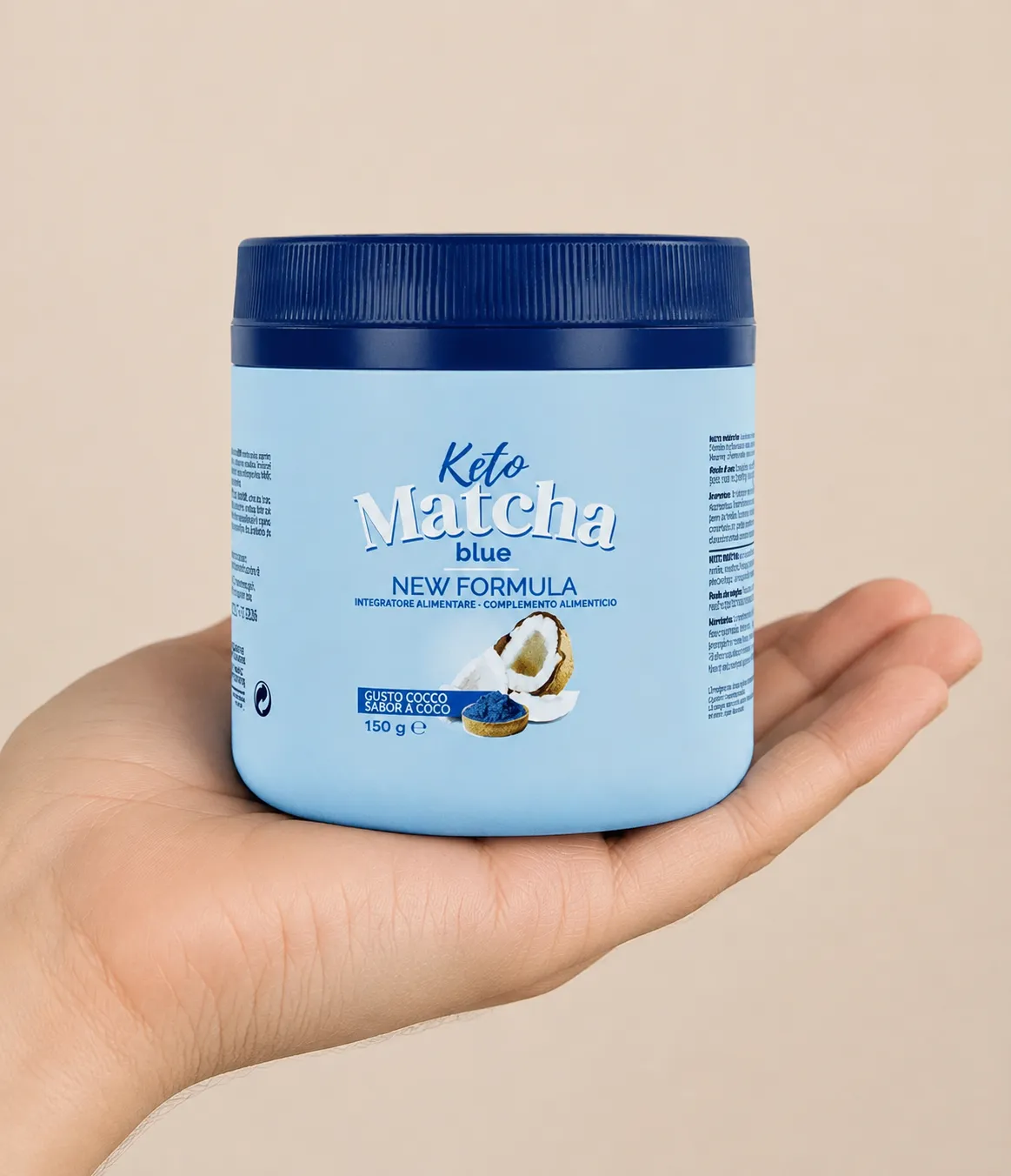 Keto Matcha Blue — opakowanie w dłoni