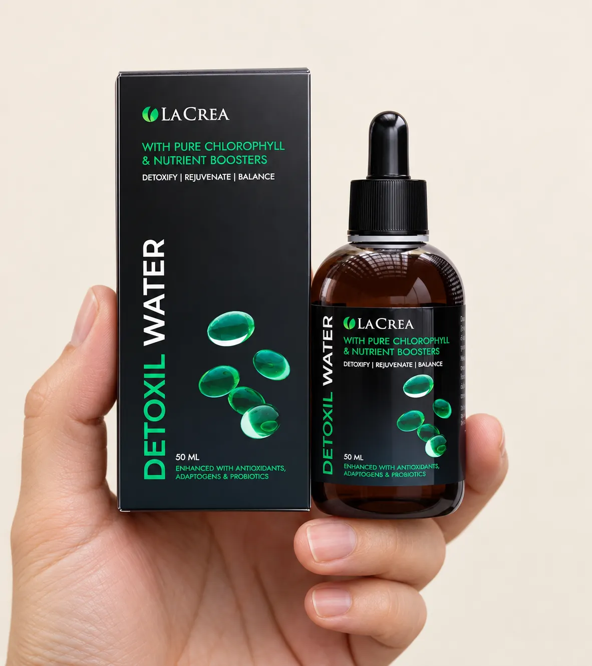 Detoxil Water Liver — opakowanie w dłoni