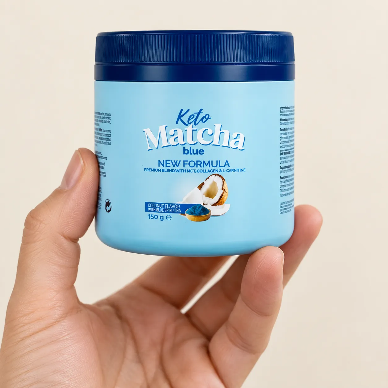 Keto Matcha — opakowanie w dłoni