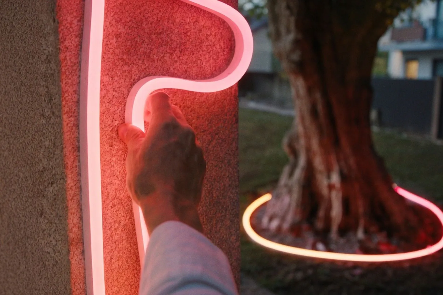 Taśma Philips Hue Neon Outdoor w rekordowej cenie: czy warto ją sprowadzać z USA?