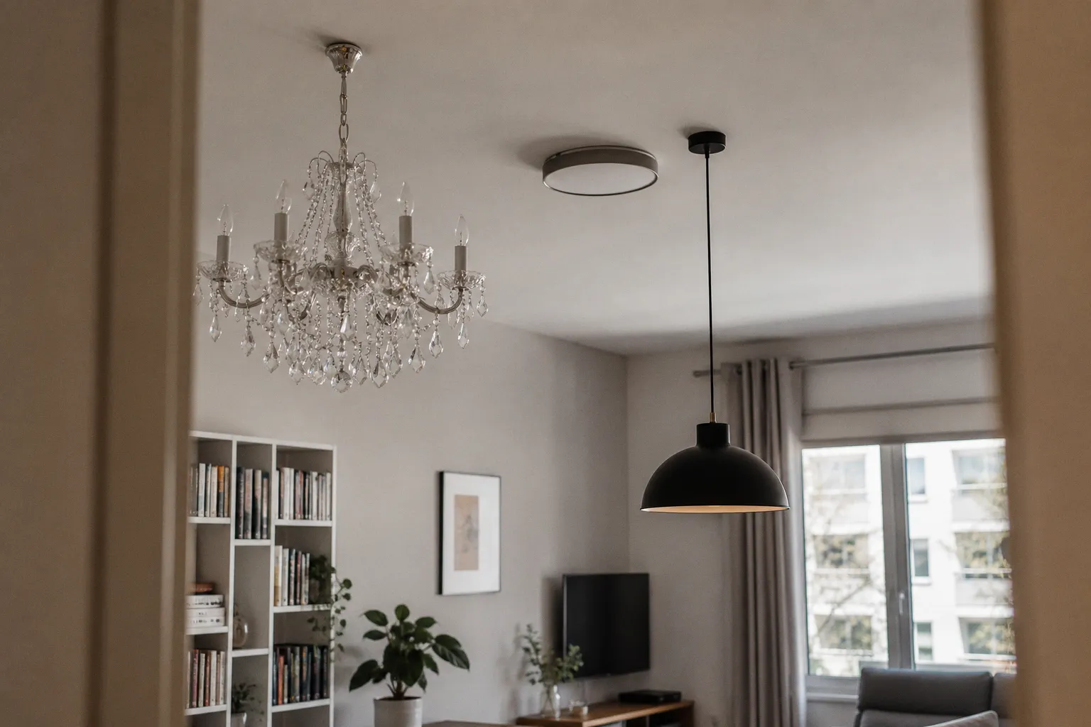 Żyrandol, plafon czy lampa wisząca do salonu?